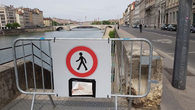 "Dans Gones nous avons confiance" est un jeu de mots, parce que "Gone" en dialecte lyonnais signifie "child", mais aussi "child de Lyon", c’est ainsi que les Lyonnaises s’appellent.