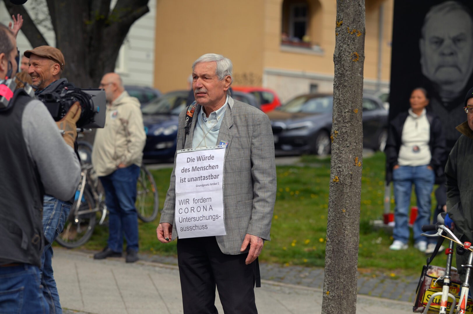 At a forbidden demonstration in Weimar, pandemic deniers staged themselves in front of the open-air exhibition 